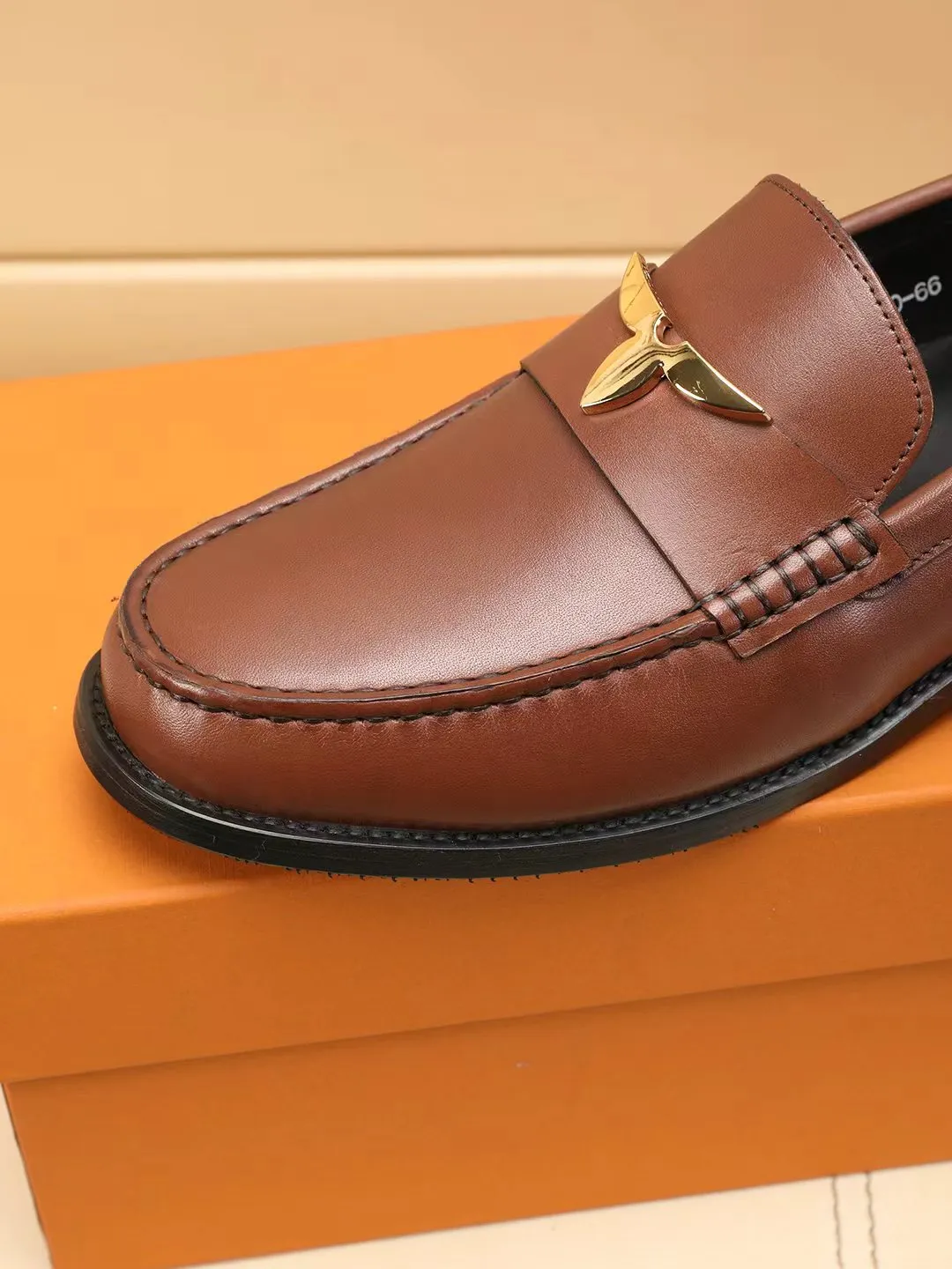 Men's shoes 440 💰 Louis Vuitton LV ® 🆕 model 🔛Full shoe counter, first layer cowhide, 🐂leather lined casual shoes for men, super soft outsole, essential for driving. Synchronized with the counter, original first layer cowhide, completely 1:1 mold customization🌹top version, color optional! Number: 39-44 (customized at 38.45.46)